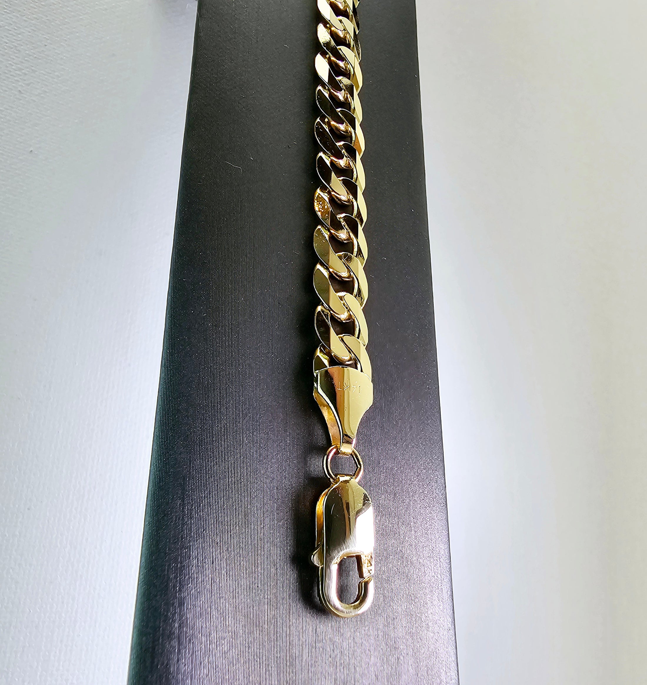 Curb Chain Bracelet – Yellow Gold - 8 Inches
